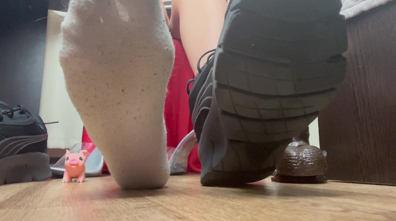 Skinny_lady69: POV, adoration humble des chaussettes de maîtresse après une longue...