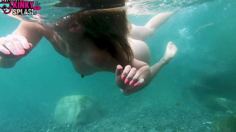 UKCuteGirl: Striptease erotică în costum de baie subacvatic: tachinare la nud în mare