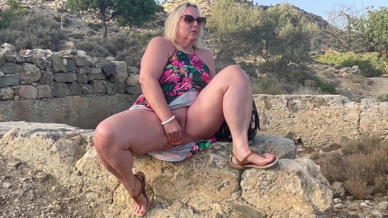 Lena Cox: Cachonda esposa chorrea al aire libre, masturbación - ninfómana esposa con...