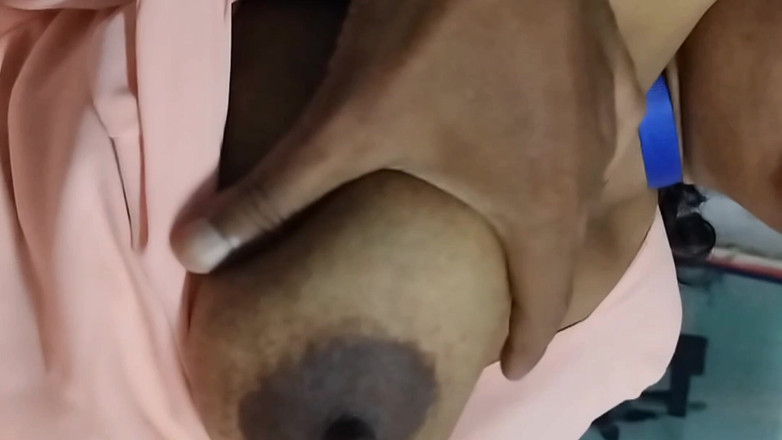 Mannirkuok: 그녀는 나를 행복하게 하는 방법을 알고 있다