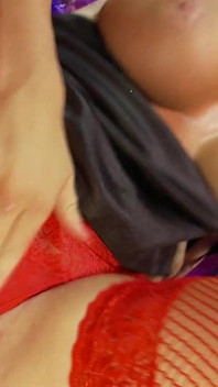 Büyük götlü ve büyük memeli orta yaşlı seksi In_scene_1_redhead aynı anda büyük bir yarak ve dildonun tadını çıkarıyor