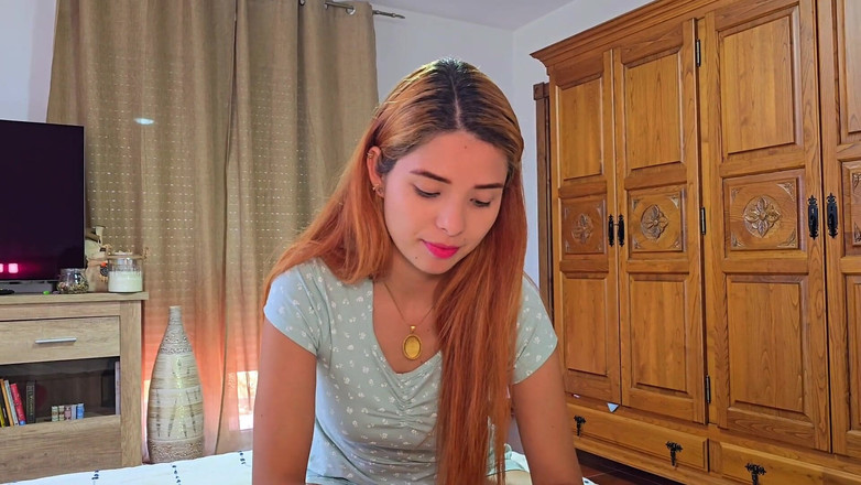 Labestiaylabella: Minha colega de quarto me ajuda a bombear meu leite...