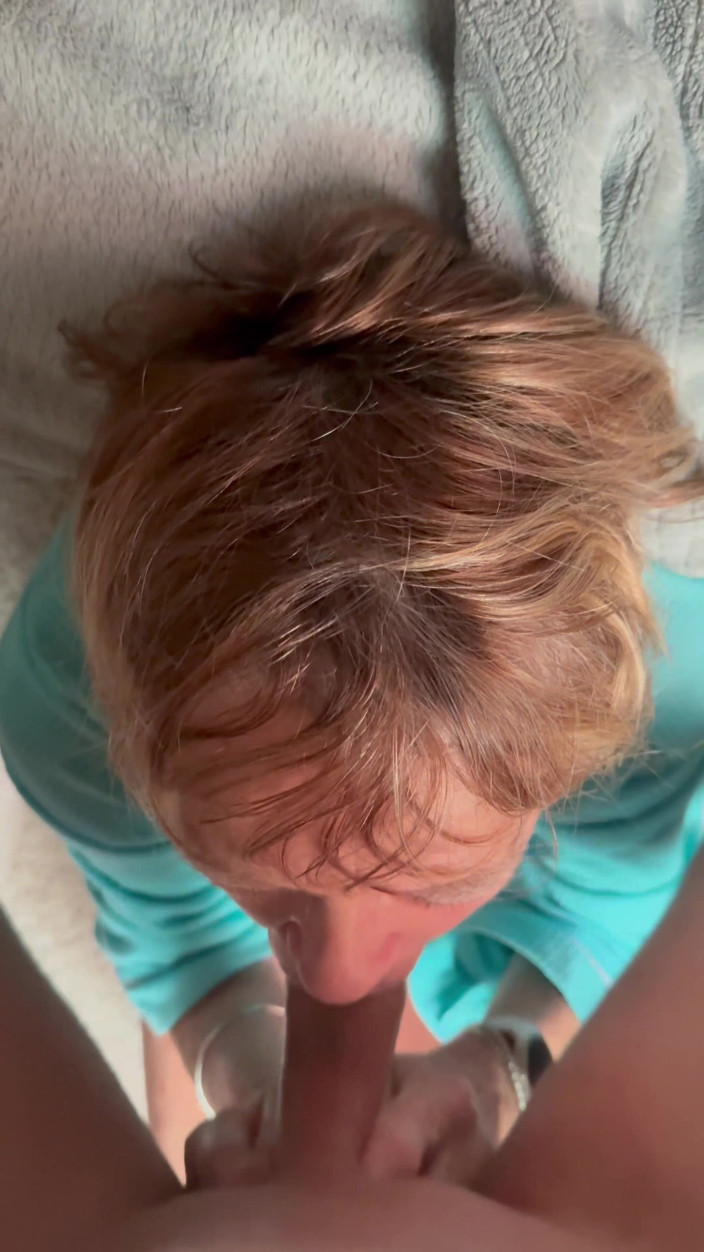 Master D: Meester pov: slaaf in haar gezicht geneukt