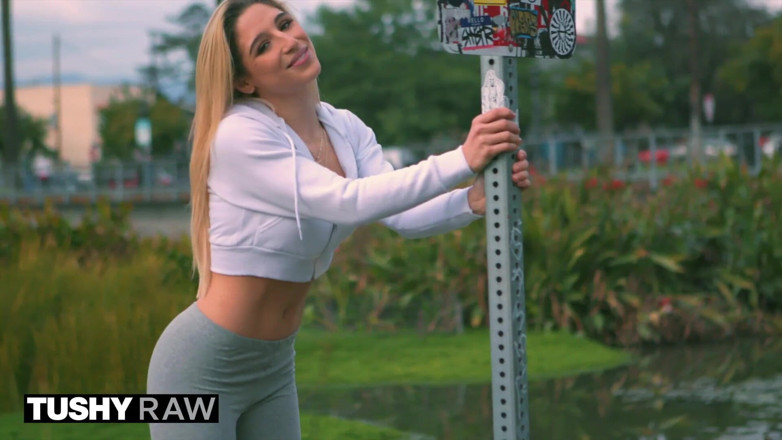 Tushyraw: Tushyraw - Abella Danger heeft haar perfecte kont gedomineerd