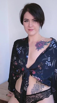 Miss Stacy braucht ihren saftigen hintern und ihr arschloch wird angebetet