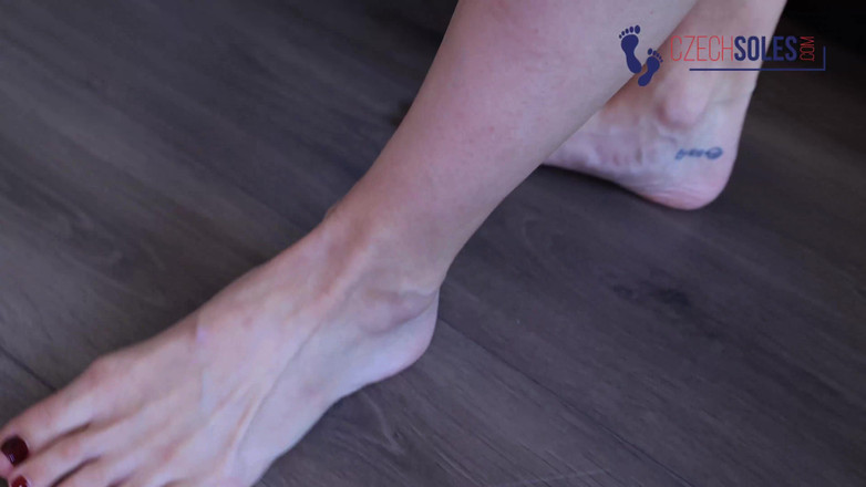 Czech Soles - foot fetish content: Gen Z Babe di balik sandal di barefoot