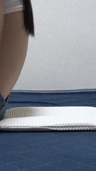 Micro Tanga-Jeans-shorts, arsch, Schenkel und Beine, ein Raum, in dem süßes schlankes japanisches mädchen neckt Übungen macht