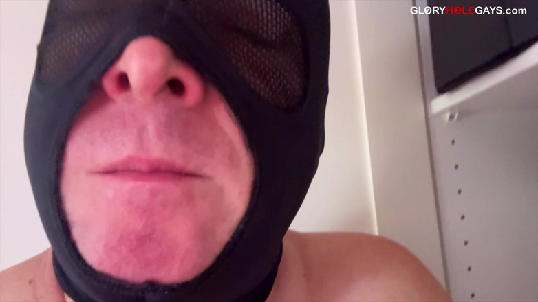 GLORYHOLEGAYS: 鸡巴被锁在洞里 - 他在饼干上射精并让我吃掉它