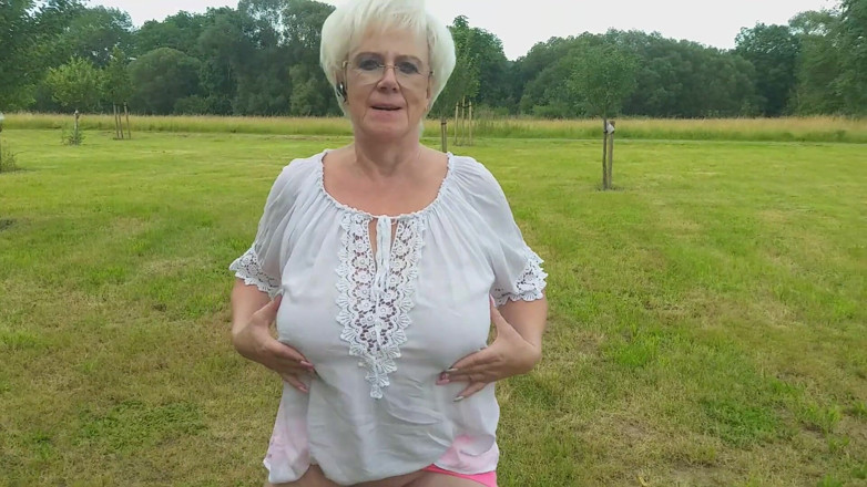 PureVicky66: Nenek panas kencing di luar rumah