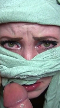คนใช้ดูดที่อ่อนน้อมถ่อมตน! Burqa-niqabi เลอะเทอะเย็ดหน้างานอมควย! POV