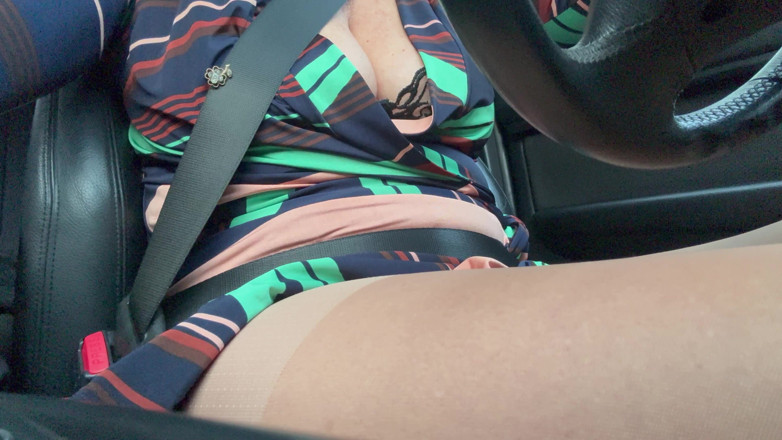 Step Mommy: Nadržená zralá macecha řídí a hladí se na cestě do kanceláře