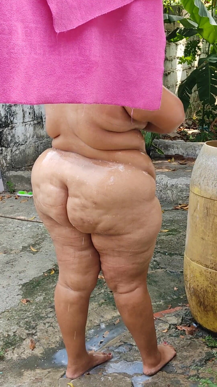 Gordita Culo Rico: Il mio figliastro mi spia mentre faccio il bagno nel...