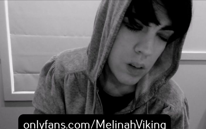Melinah Viking: Stydlivá s kapucí