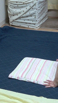 Thongové mikro bikiny Dívčí pokoj, má potíže s bradavkami vyčníkají z podprsenky a bikin spodky Wedgie v japonském bytě