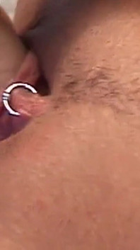 Reife MILfs nehmen dicken schwanz und lecken sich dann gegenseitig