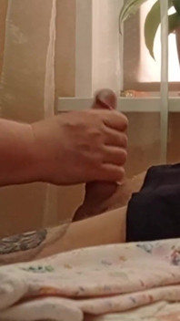 Schwanz-wichsen und blowjob von einer freundin