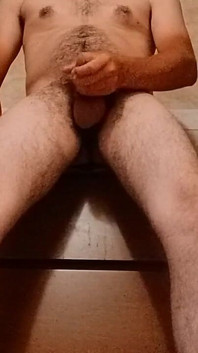 Localguy89 se masturbe dans la salle de bain