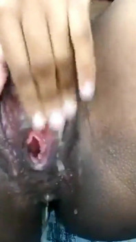 Masturbându-mi pizda dulce umedă care picură