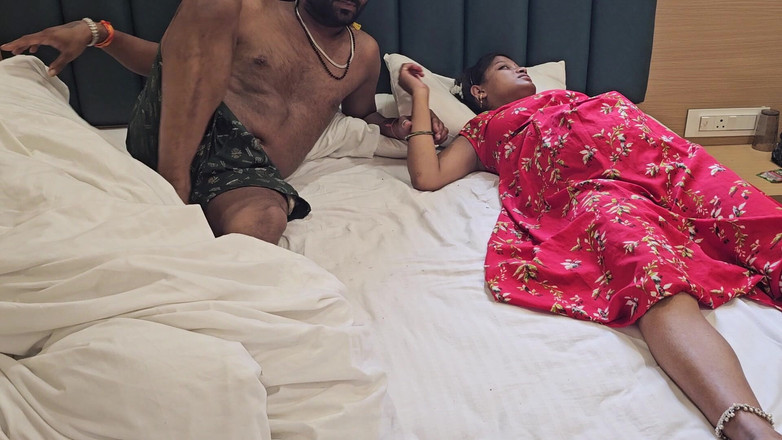 Aalox: होटल के कमरे में देसी पति पत्नी सेक्स