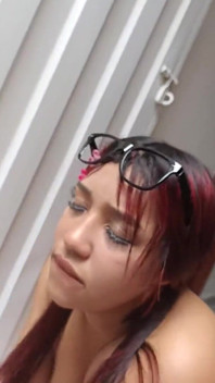 Quando sono con la mia sorellastra mi sento come scoparla a causa di quel culo grosso che ha e viene da New York