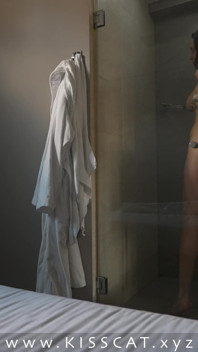Jour 10 - une belle-mère partage un lit avec un creampie - son beau-fils éjacule sur les seins de sa belle-mère dans un sauna - Kisscat