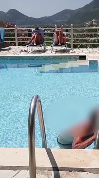 Veřejný! Ošukaná uprostřed hotelového bazénu