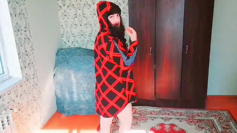 Kitty_Cross: Muhteşem trans güzellik yuvarlak aynada kıllarını fırçalıyor