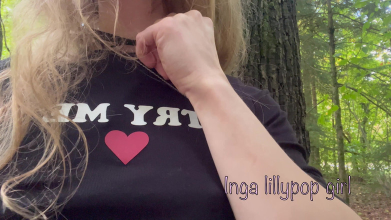 Inga lillypop girl: Phụ nữ chơi với ngực trong rừng