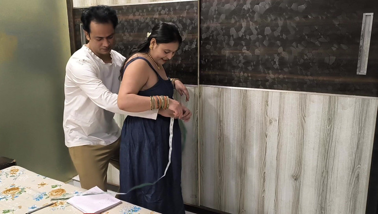 Desi chudai hub: Puja Bhabhi knullar med skräddare för att sy en klänning...