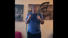 Alex Igogo: Posilovna doma, kouření a honění