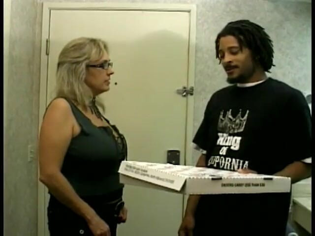 First Black Sexperience: Un black qui livre des pizzas fournit des services spéciaux à...