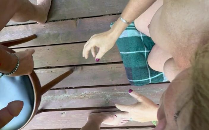 Bonewizzard69: 色白肌のそばかすのある妻が外で男のコックと遊ぶ、朝の外で