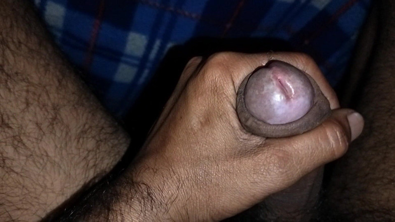 Hard-core boy love: Un garçon se masturbe