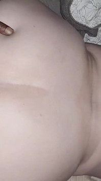 Pawg bukte die kont voorover om zich te onderwerpen aan deze grote zwarte lul op zijn hondjes en creampie