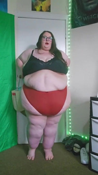 SSbbw 巨人穿着紧身红色内裤行走