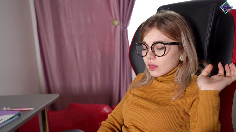 Karneli Bandi: 숙제 대신 쪼이는 보지에 자지를 꿈꾸는 학생 카르넬리 반디