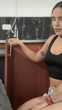 Femme au foyer trompe son mari avec un plombier - Pornographie en anglais