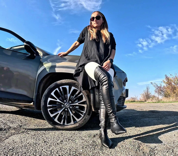 Mistressyammyboots: मेरे जूते - उसकी जगह उनके नीचे धूल में है