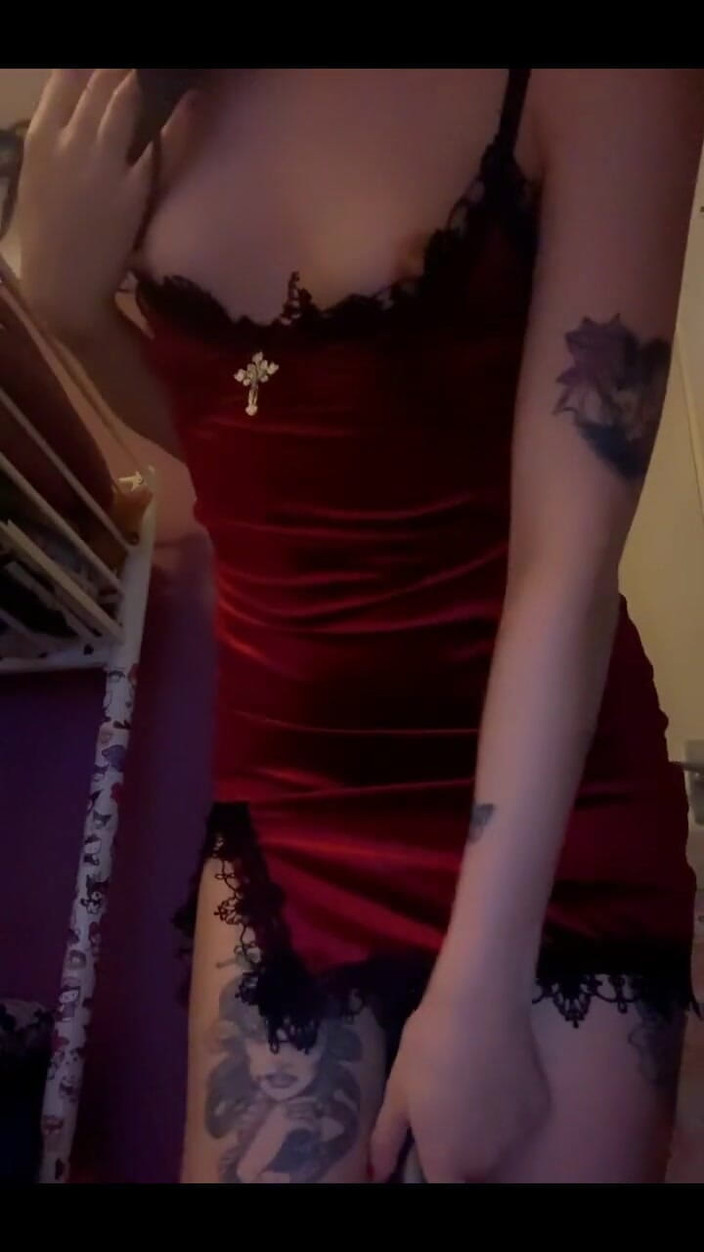 Bunny and The BBC Bull: 穿着红色礼服的魔杖喷出