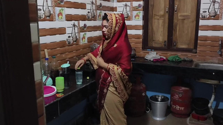 Sona bhabhi: Роман старого з падчеркою, коли пасинка не було вдома, сперма в рот
