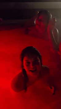 Dois amigos compartilham um pau grande, sexo a três no sul! Bater no riacho