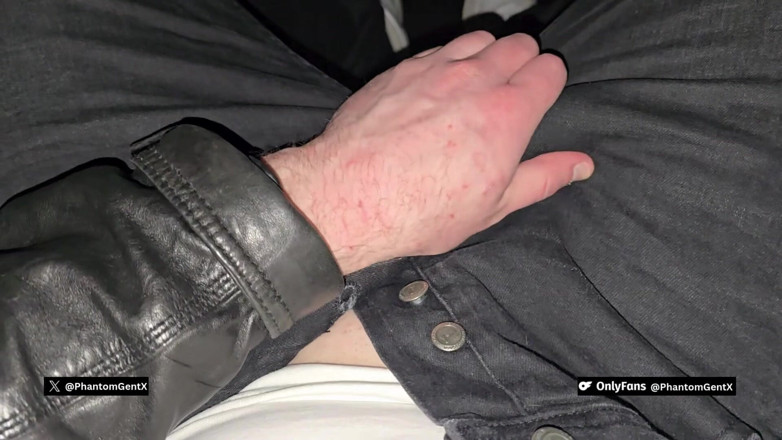 PhantomGentX: Băiat excitat în jachetă de piele se masturbează în mașina prietenului - PhantomGentX