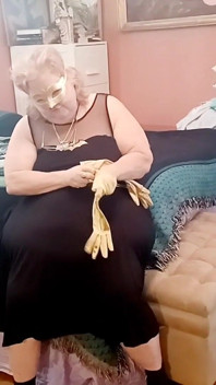 Guantes de oro satinados juegan con fetiche al estilo grandota