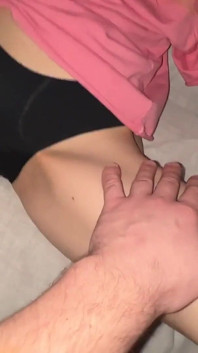Elle a dansé tout naght et son trou du cul est devenu rouge. J’ai besoin d’hydrater et de traiter ça avec ma langue.