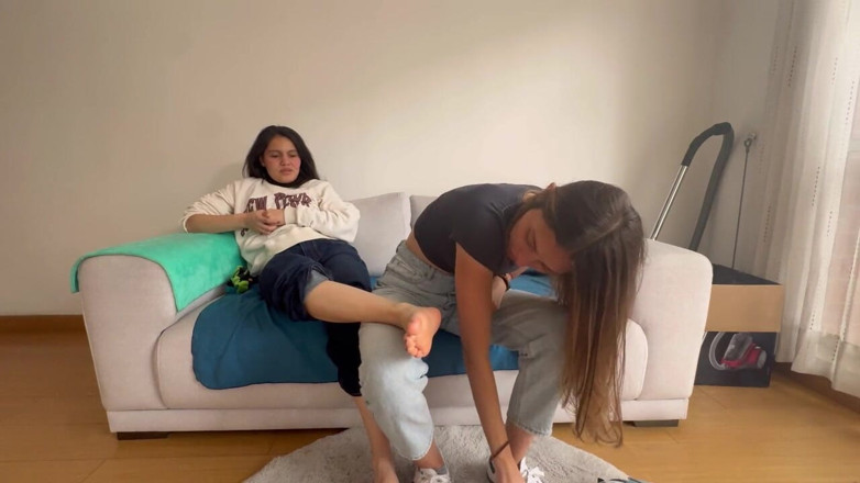 scarlettandc: My Girlfriend Shows Me Her Fetish by Smelling and Massaging...