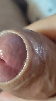 Cậu bé khám phá tinh dịch siêu trước của con cu to.