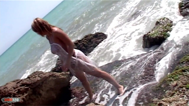 MMM100: Jenny ateşli İspanyol kız denizde seksi bir striptiz yapıyor