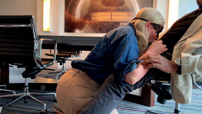 Flight Attendant Fiona: Fa Fiona Bertemu Dengan Penumpang Di Bilik LembagaNya