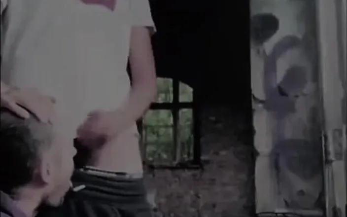Justin hoodwar: A Guy Squirts His Sperm and Gives a Guy a...