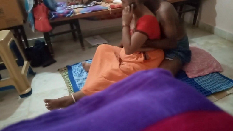Desi mature: Wanita tetek besar panas dikongkek keras oleh abang tiri muda...